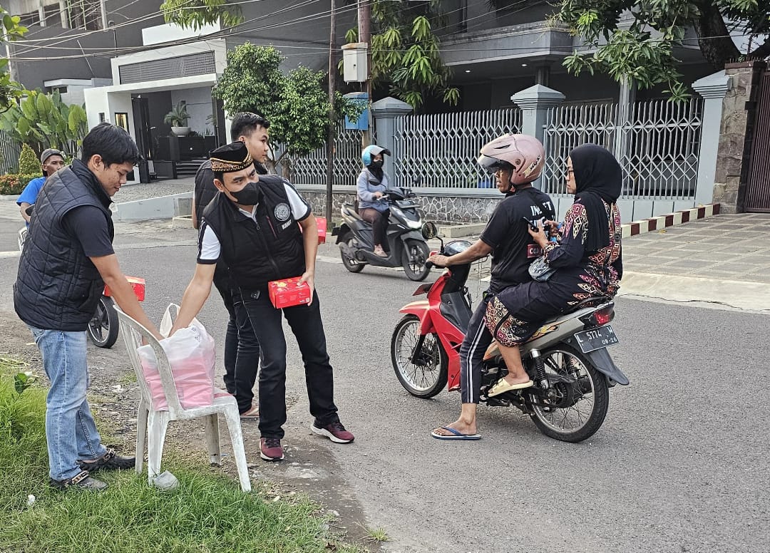Satresnarkoba Polres Pelabuhan Tanjung Perak Bagikan Takjil dan Edukasi Bahaya Narkoba di Surabaya