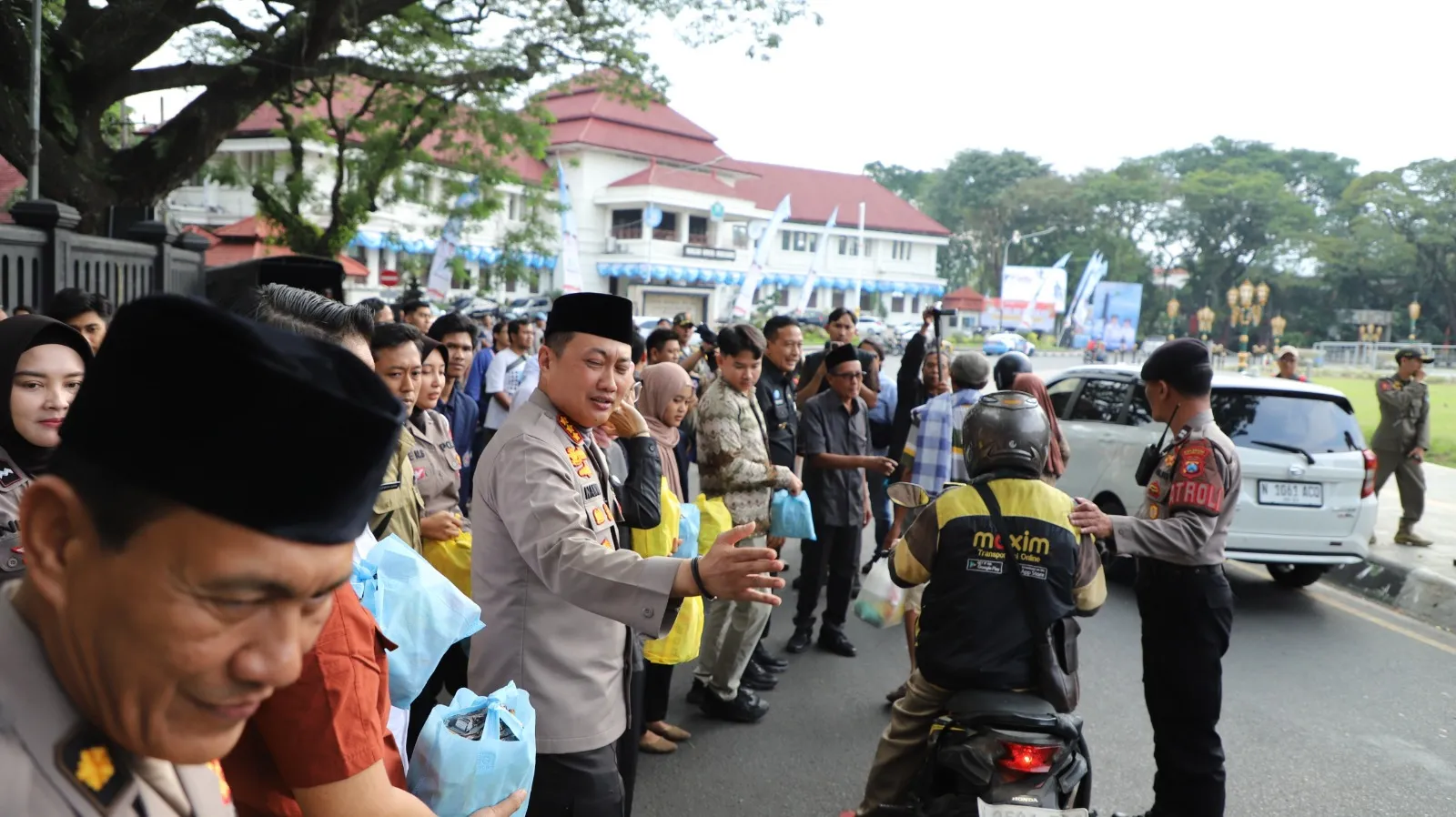 Pasca Aksi Demo Polresta Malang Kota dan Forkopimda Bersama GMNI Jatim Kerja Bakti dan Berbagi Sembako