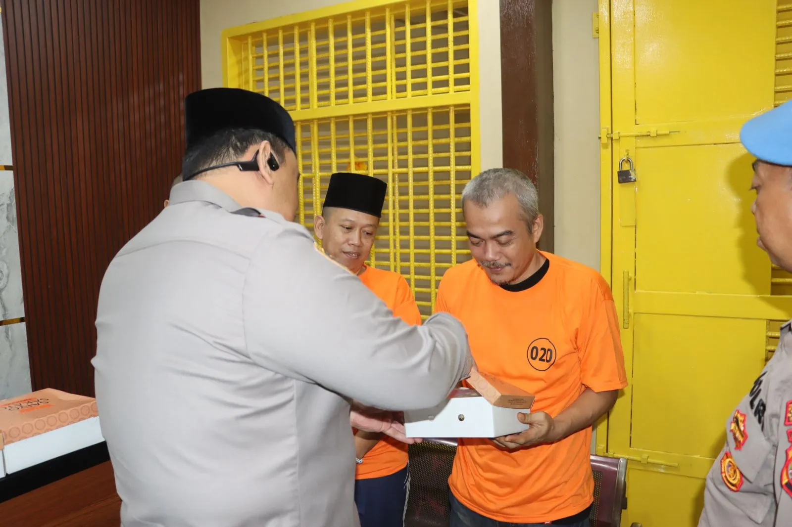 Sambangi Ruang Tahanan, Kapolres Pelabuhan Tanjung Priok, Berikan Menu Berbuka Puasa &amp; Takjil.