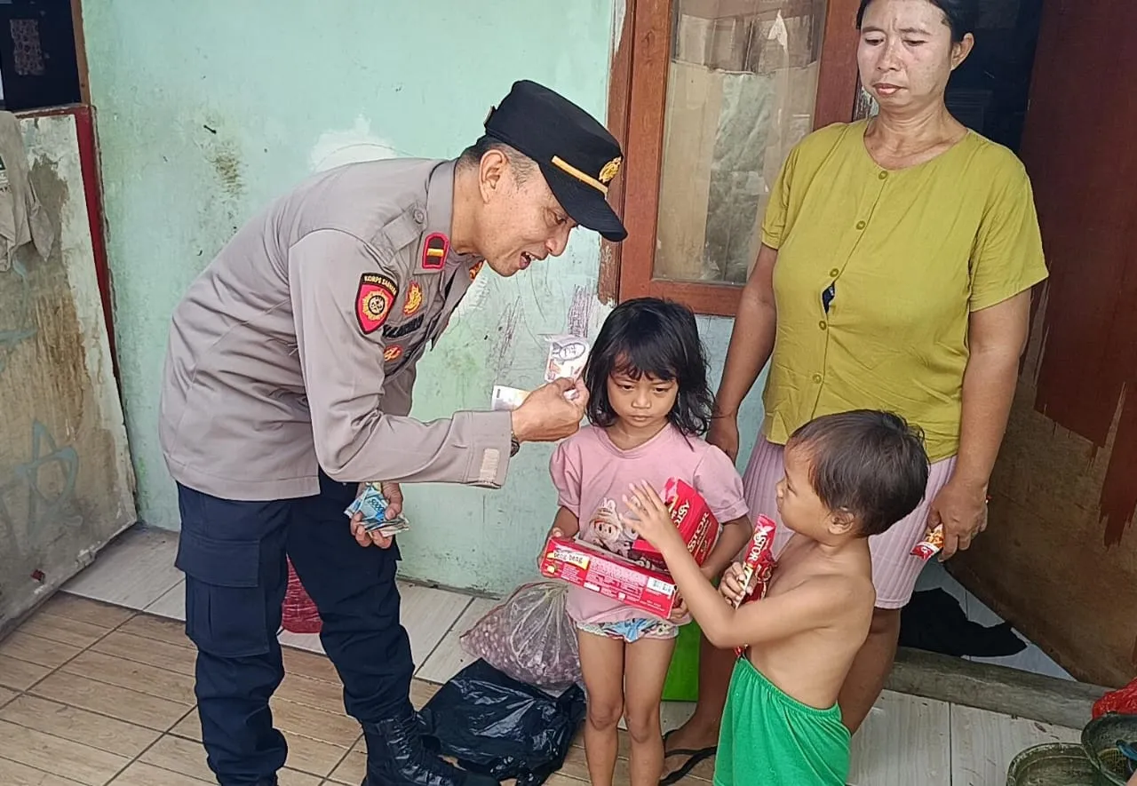 Polisi Peduli: Berikan Sembako dan Periksa Kesehatan Anak Yang Ditemukan Di Pasar Induk Kramatjati.