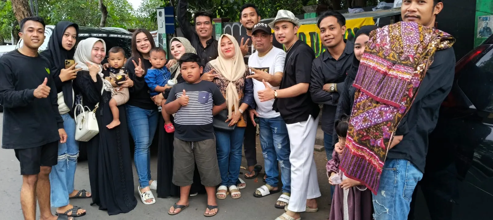 Keluarga Puput Phesek dan DJ Rania Serta DJ Baim Bur Tabur Bagi Bagi Takjil Jelang Ramadhan Berakhir