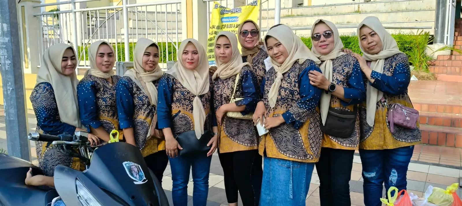 Persatuan Istri Istri Wartawan Bagi Ratusan Takjil ke Penguna Jalan di THR Kusuma Bangsa