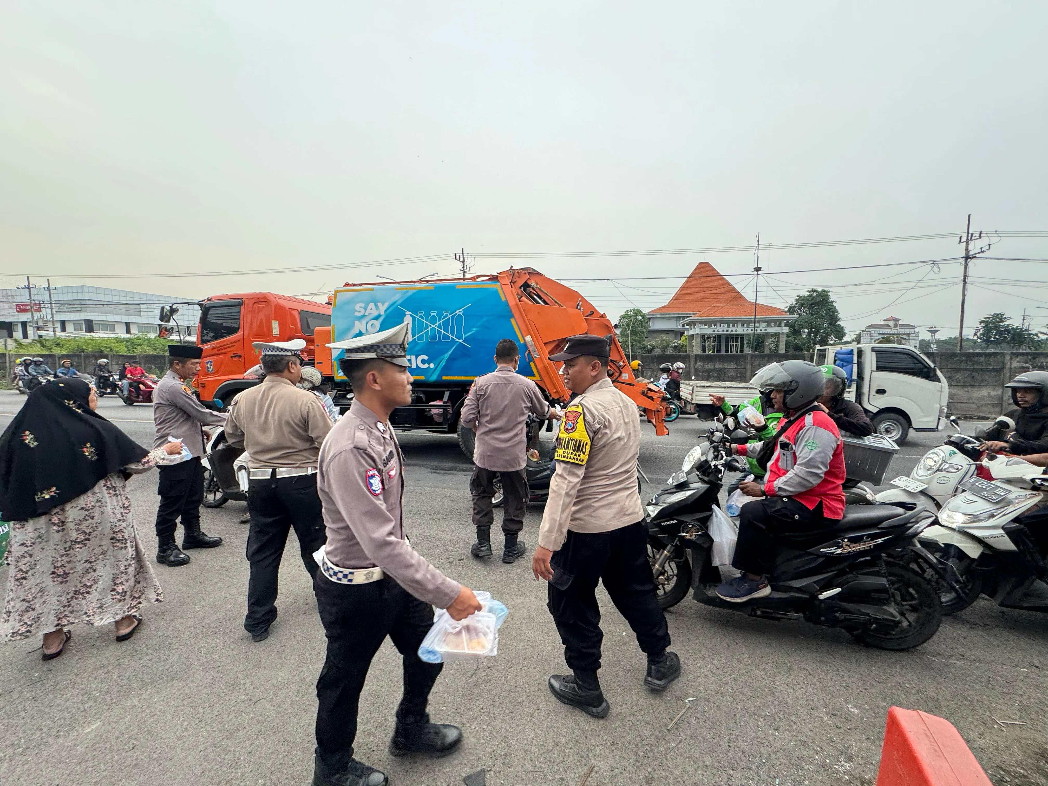 Polsek Krembangan Bagikan 150 Paket Takjil Untuk Warga di Bulan Ramadan