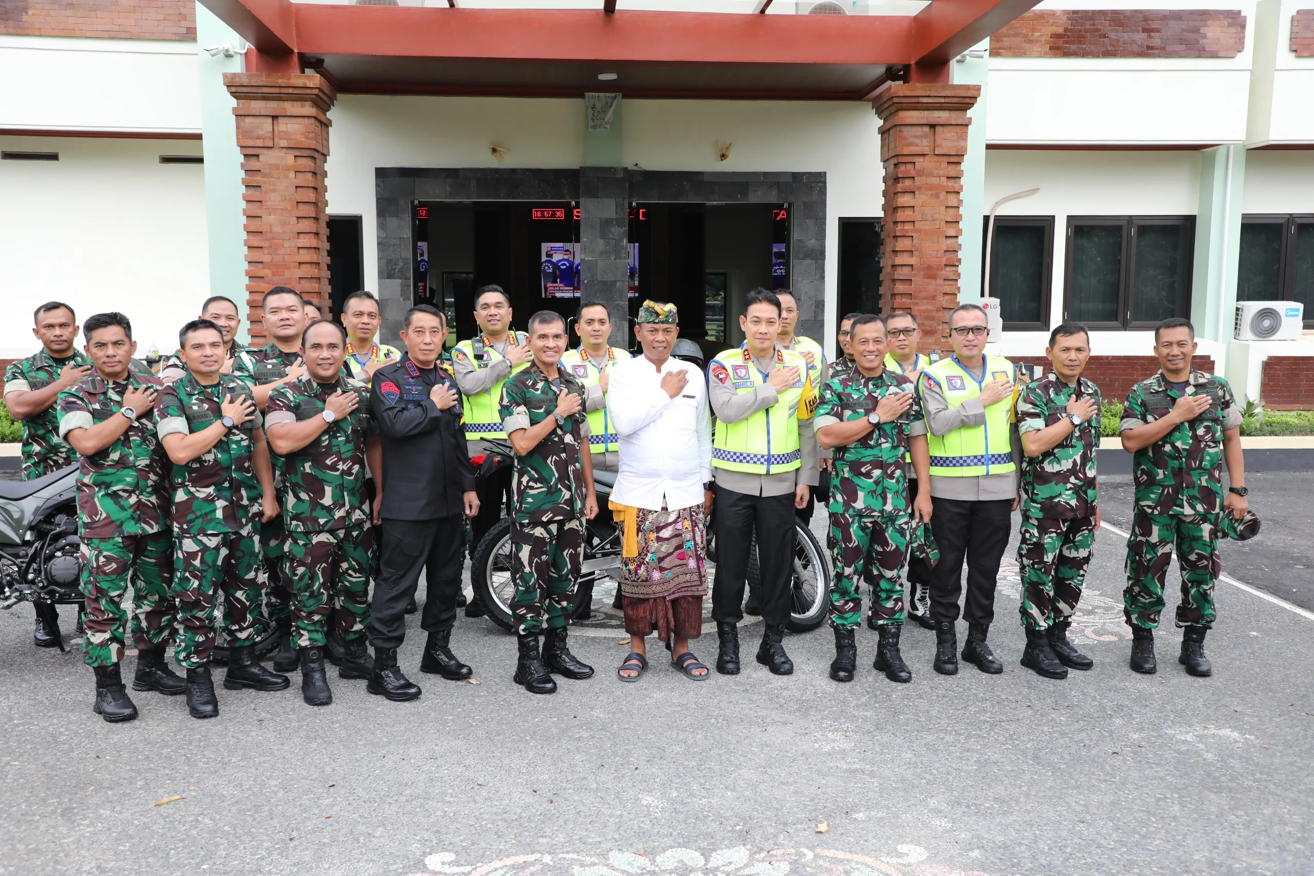 Sinergitas TNI-Polri, Kapolda Bali dan Pangdam IX/Udayana Pimpin Patroli Skala Besar Amankan Pawai Ogoh-Ogoh
