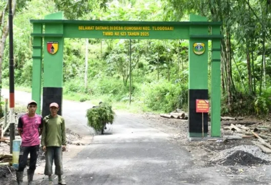 Wow Megahnya,,! Warga Desa Gunosari Kini Punya Gerbang Spektakuler Berkat TMMD ke 123