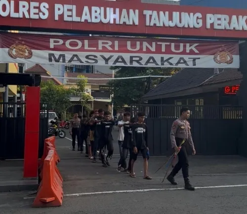 Sat Samapta Polres Pelabuhan Tanjung Perak Amankan 11 Remaja Hendak Tawuran