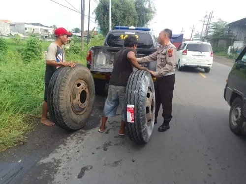 Salut, Pak Polisi ini Bantu Sopir Truk Ganti Ban di Tengah Padatnya Lalin Gresik