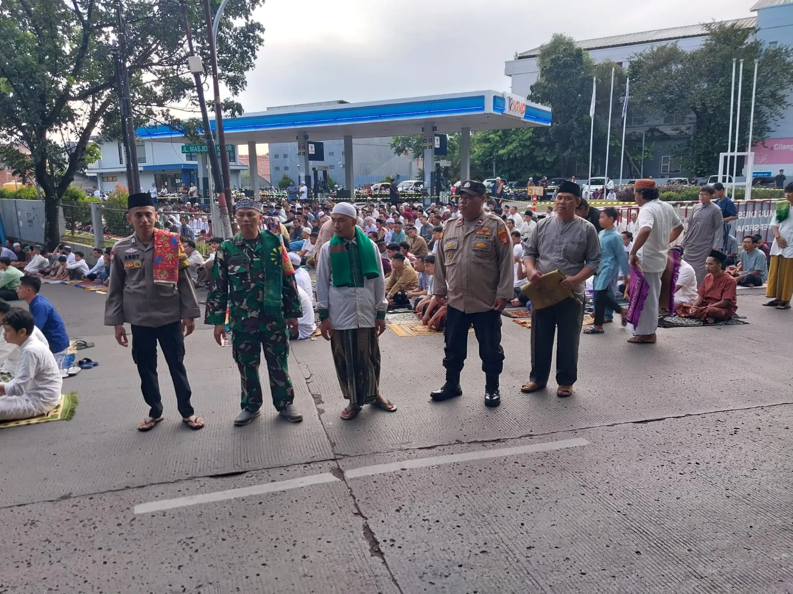Polisi Amankan Sholat Idul Fitri 1446 H di Wilayah Cipayung, Jakarta Timur.