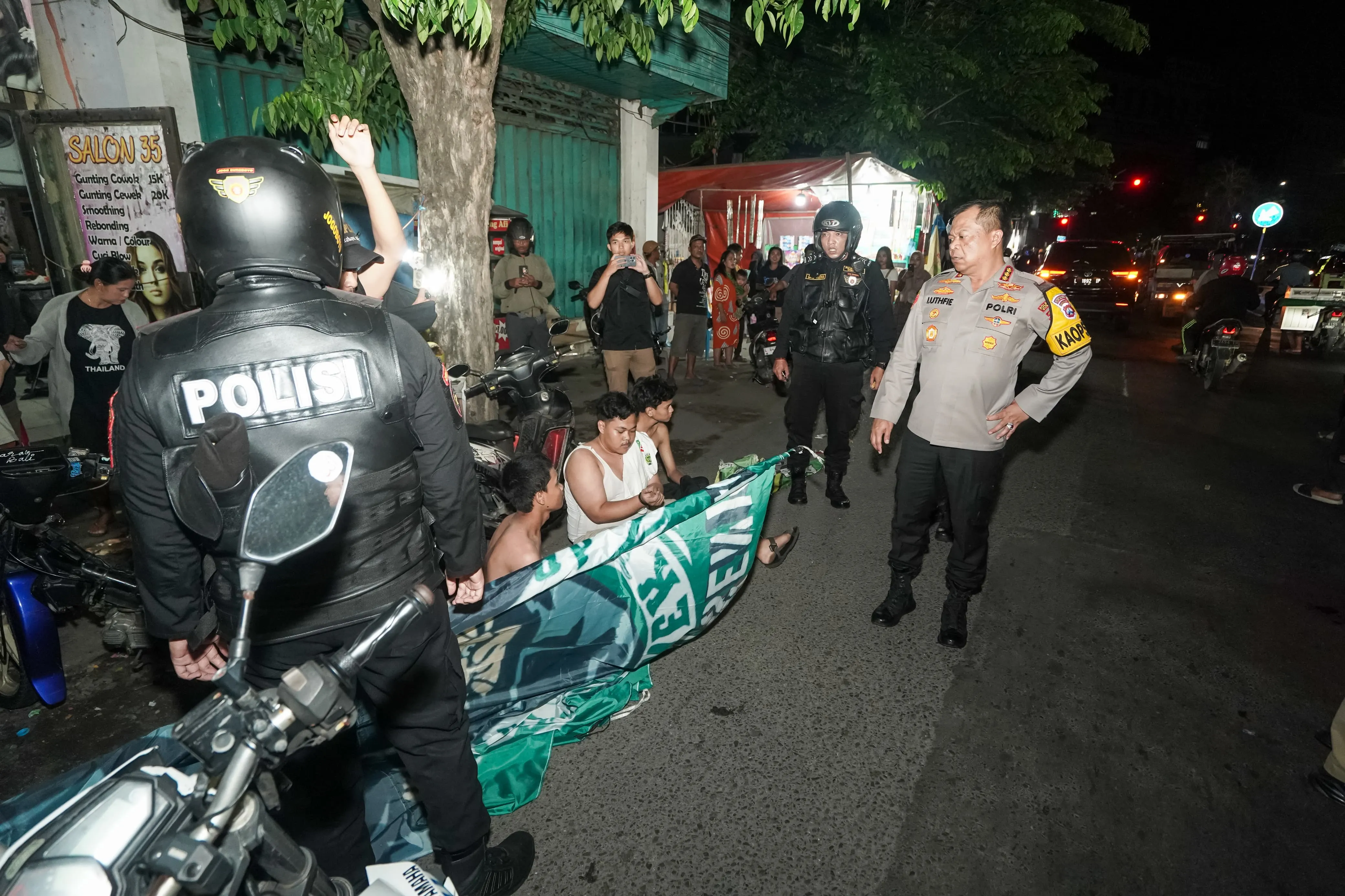 Polrestabes Surabaya Amankan Belasan Remaja Konvoi Tutup Jalan Saat Malam Takbir*