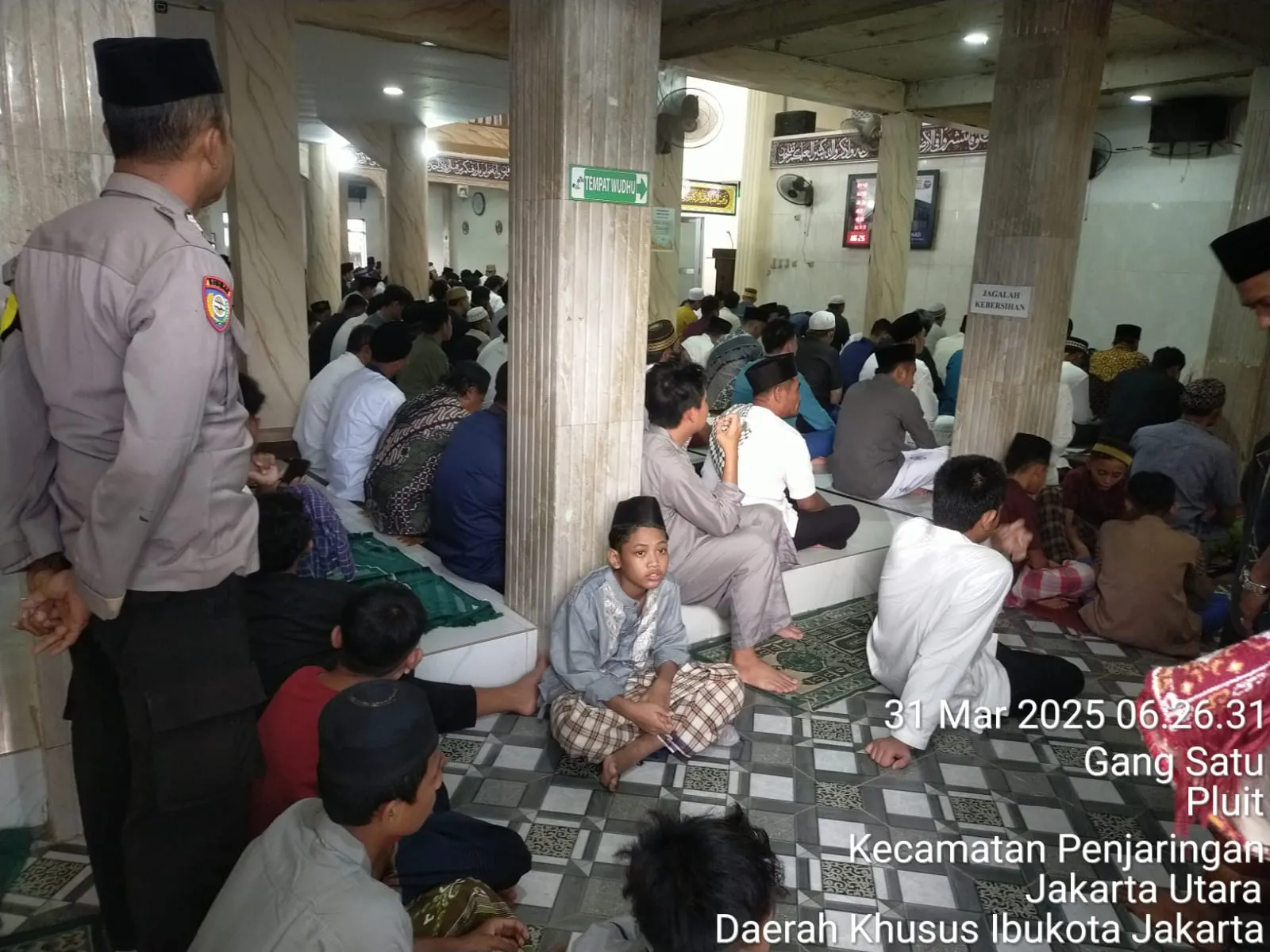 Polres Pelabuhan Tanjung Priok Libatkan 100 Personel, Lakukan Pengamanan Sholat Idul Fitri 1446 H.