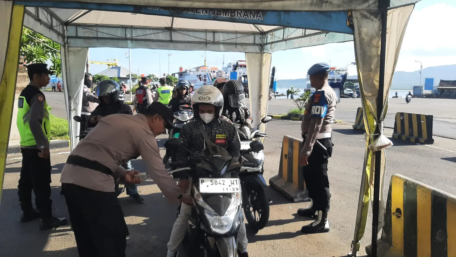 Perketat Pemeriksaan di Pelabuhan Gilimanuk, Polda Bali Kerahkan Anjing K9