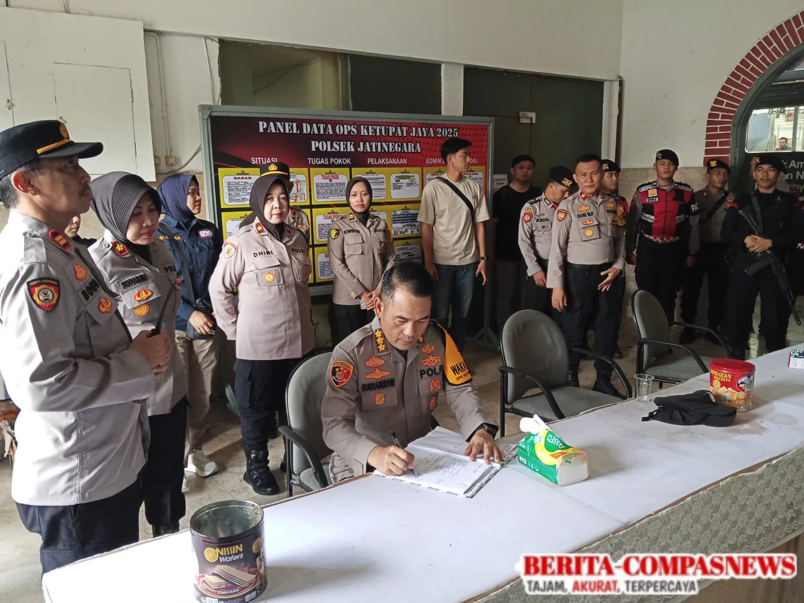 Wakapolres Metro Jakarta Timur Tinjau Kesiapan Personel Di Posyan Stasiun Jatinegara Untuk Arus Balik Lebaran 2025.