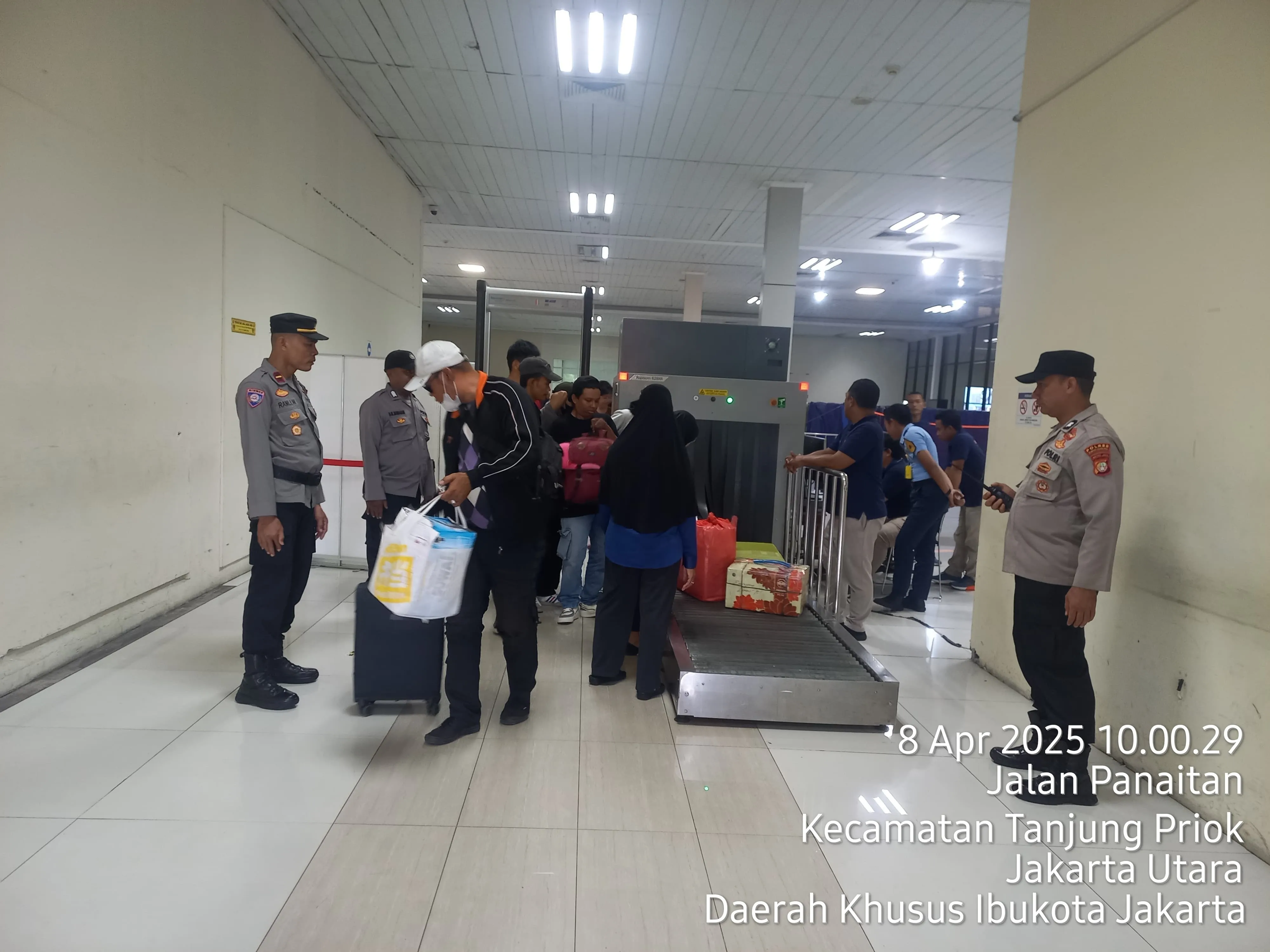Polres Pelabuhan Tanjung Priok Laksanakan Pengamanan Dan Pelayanan Penumpang Kapal KM. Bukit Raya.