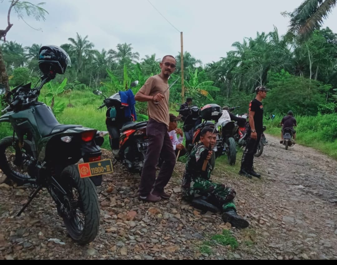 Pemerintah Desa Curugciung Gelar Kegiatan Gotong Royong Bersih-bersih Jalan Menuju Wisata Bendungan Cikoncang