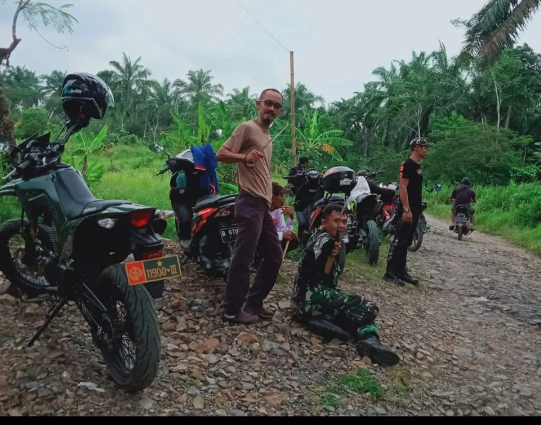Pemerintah Desa Curugciung Gelar Kegiatan Gotong Royong Bersih-bersih Jalan Menuju Wisata Bendungan Cikoncang
