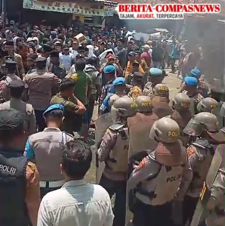 Ribuan Masyarakat Geruduk Kantor Kecamatan Banyuates, Tuntutan Pilkades 2025 Sampang di Gelar