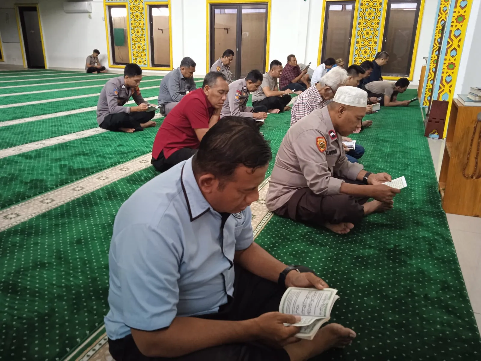 Perkuat Mental dan Spiritual Anggota, Polres Metro Jakarta Timur Gelar Pembacaan Yasin dan Tahlil di Masjid Jannatullah.
