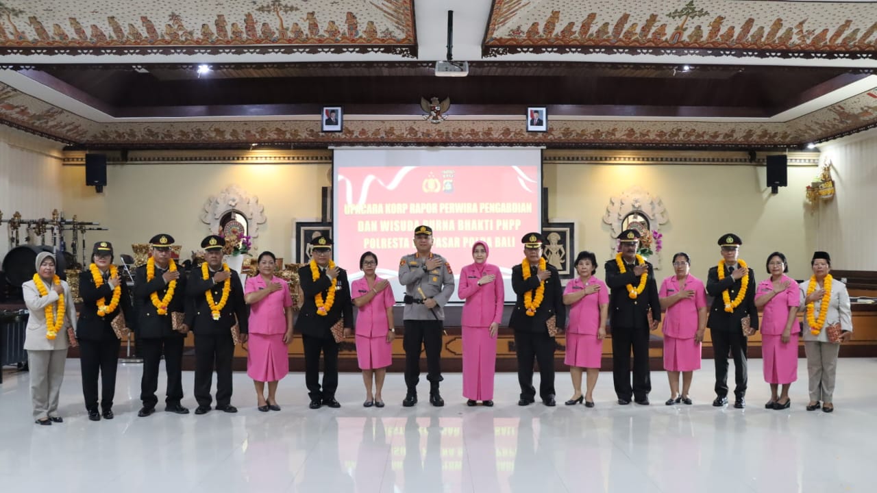 Polresta Denpasar Gelar Upacara Kenaikan Pangkat Pengabdian dan Wisuda Purna Bhakti
