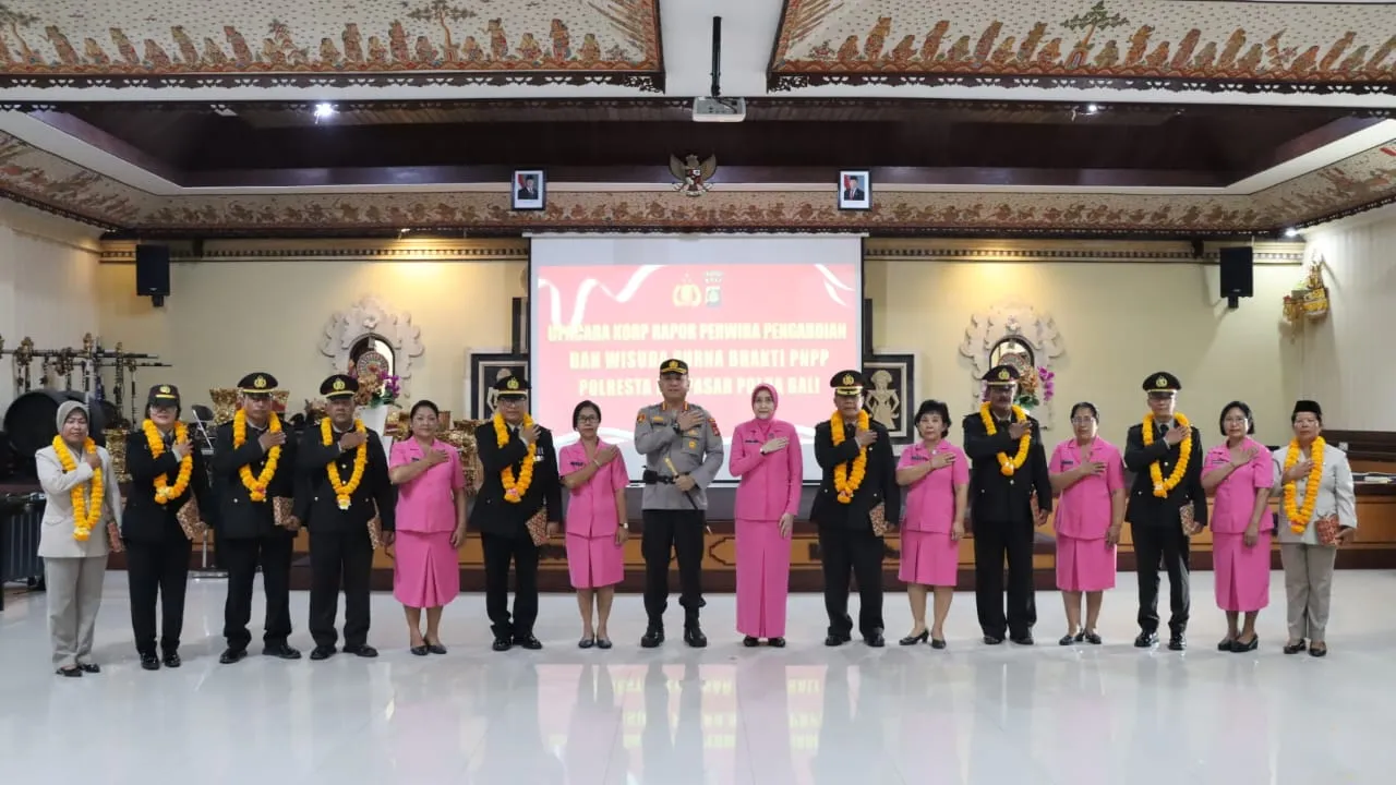 Polresta Denpasar Gelar Upacara Kenaikan Pangkat Pengabdian dan Wisuda Purna Bhakti