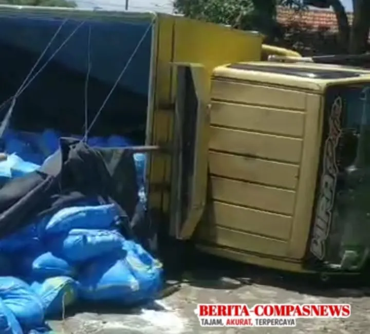 Alami Pecah Ban, Truk Bermuatan 10 Ton Garam Terguling di Jalan Diponegoro Sampang