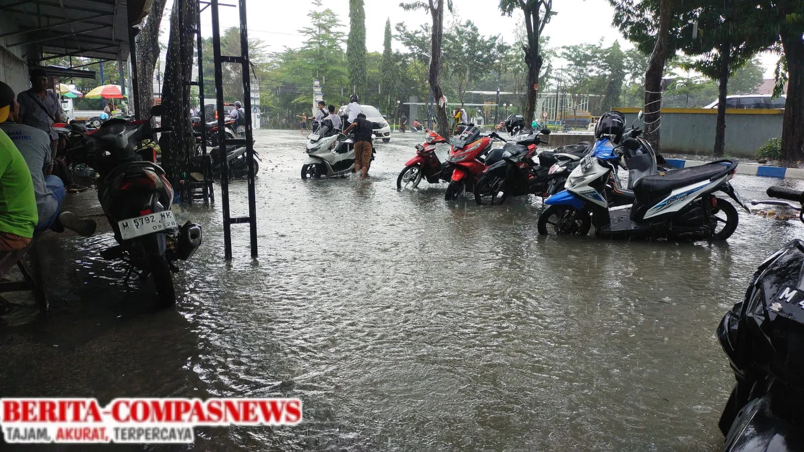 Warung Kopi Tempat Nongkrong Wartawan Terendam Banjir