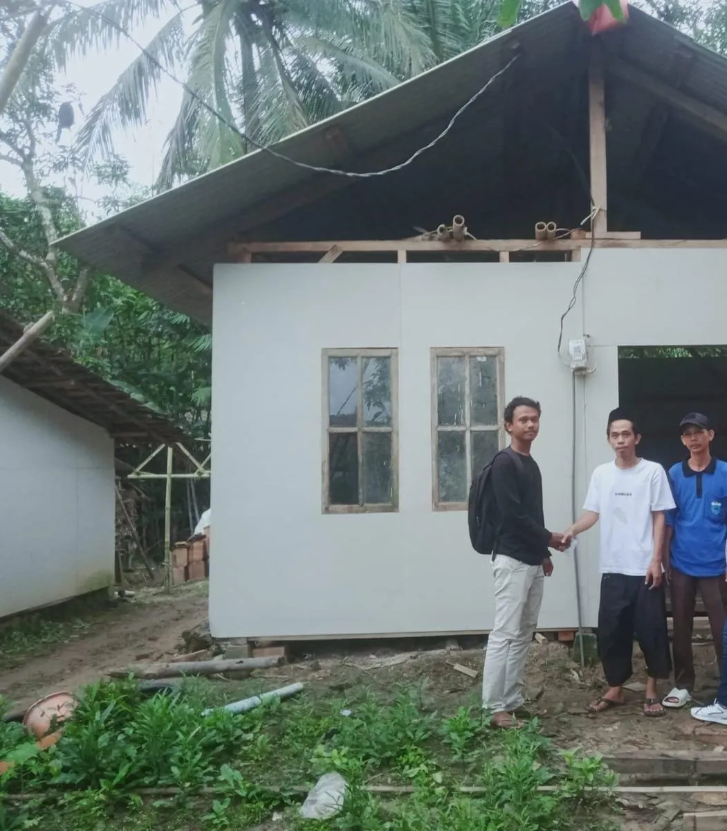 PJ Kepala Desa Sumurbatu Bangun Rumah Untuk Warga Tidak Mampu Kecamatan Cikeusik