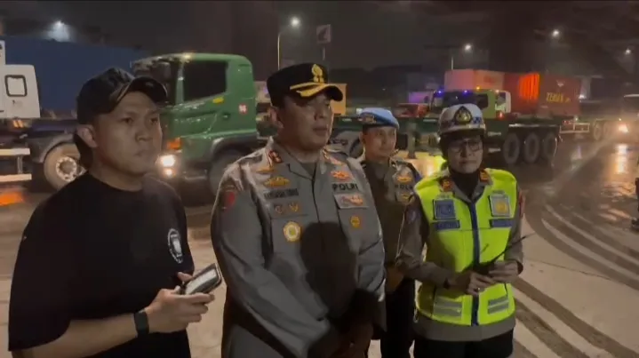 Polres Priok-Ditlantas Polda Metro Berjibaku Atasi Macet Akibat Lonjakan Truk Peti Kemas.