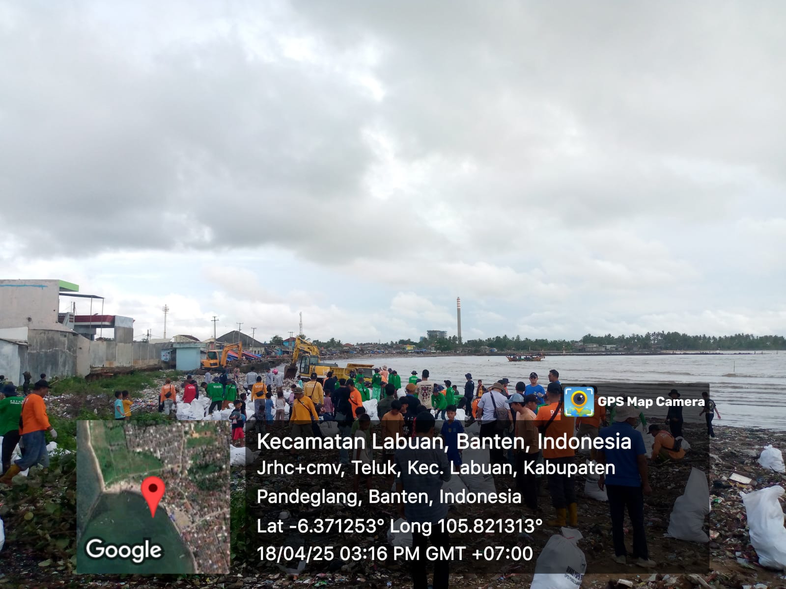 Peduli Kebersihan Pantai, Dinas DPUPR Provinsi Banten Tangani Sampah di Pantai Teluk