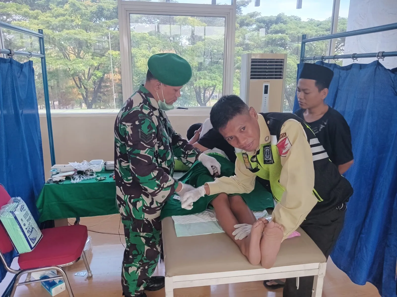 Dandim 0503/JB, Kolonel Kav Sigit Dharma Wiryawan, S.H. dampingi Danrem 052/Wijayakrama, Brigjen TNI Zulhadrie S. Mara, M.Han Hadiri Khitanan Massal Gratis
