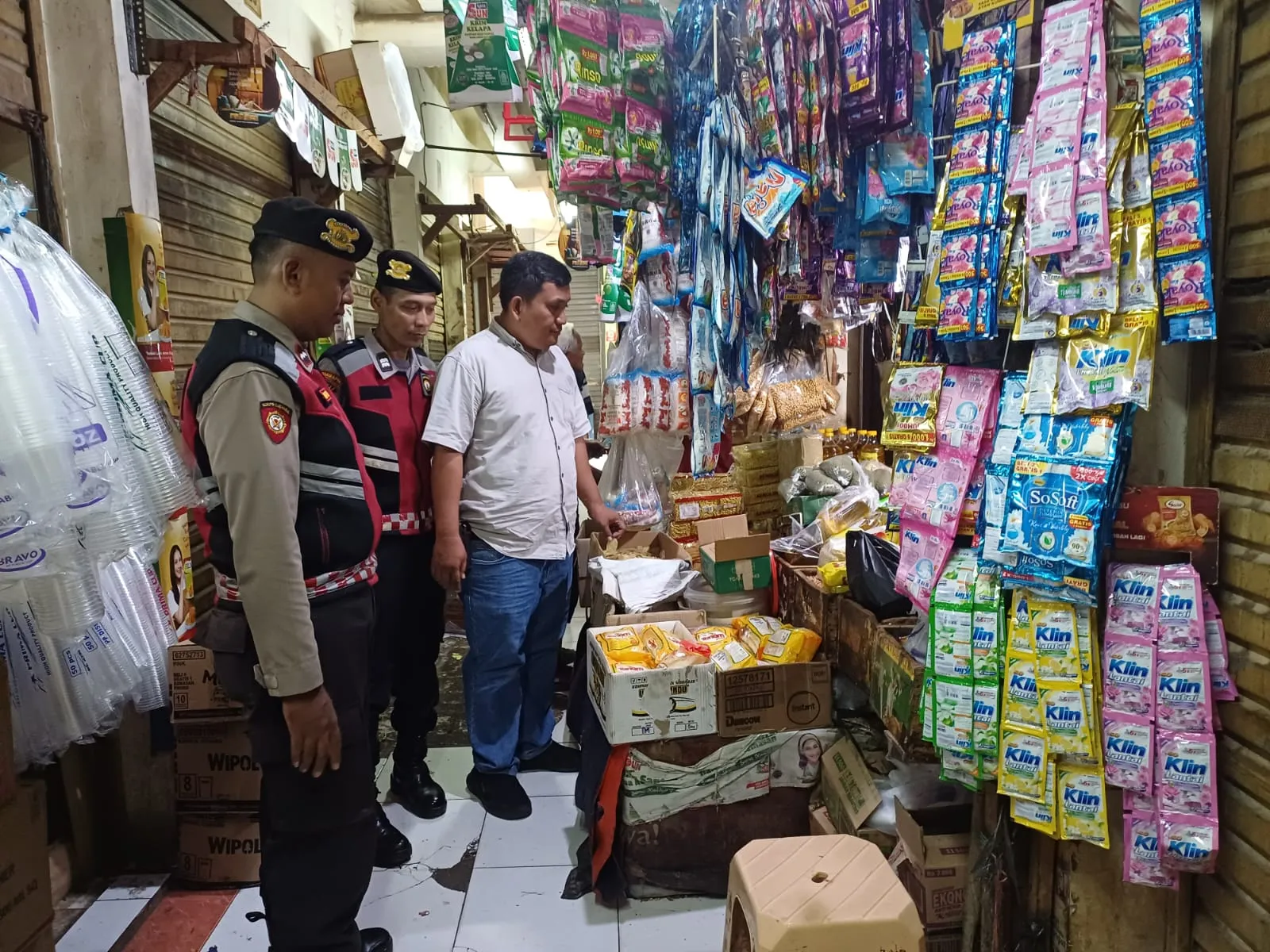 Harga Sembako di Pasar Palmeriam Masih Stabil, Polisi Lakukan Pemantauan Rutin.