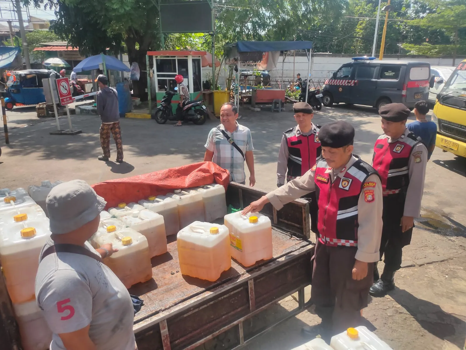 Polsek Matraman Pantau Harga Sembako di Pasar Palmeriam, Jakarta Timur.