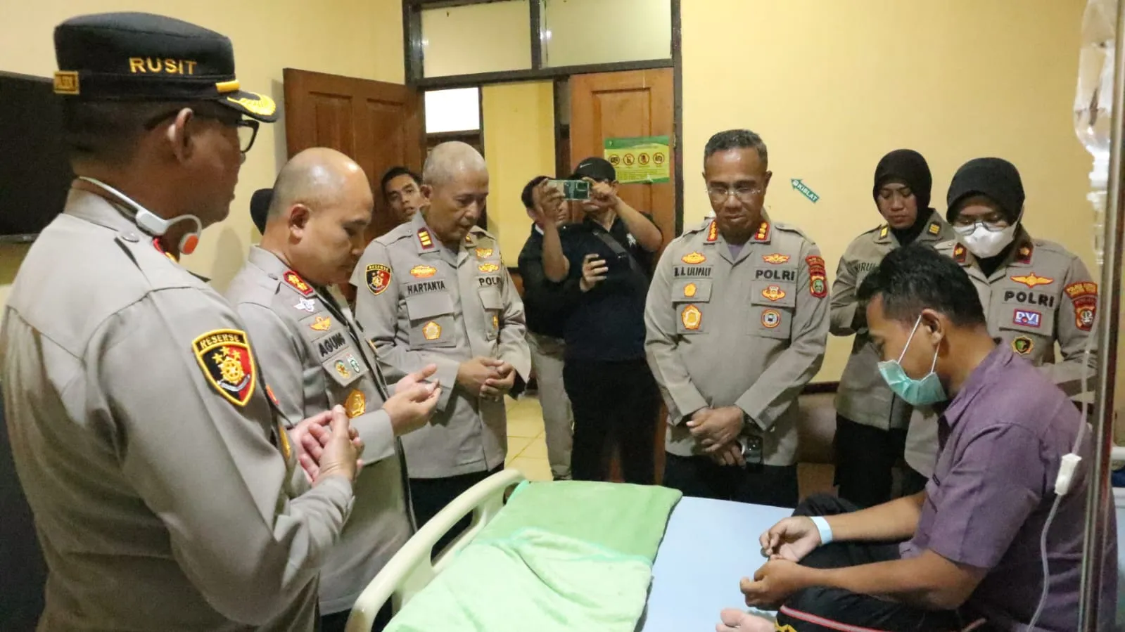 Tunjukkan Kepedulian, Kapolres Metro Jaktim Besuk Anggota yang Sakit di RS Polri.