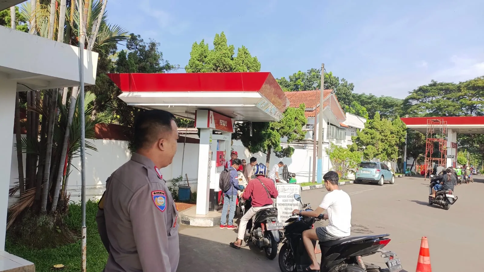 Pengendara Mobil Kabur Usai Isi BBM di Ciracas, Tinggalkan KTP sebagai Jaminan.