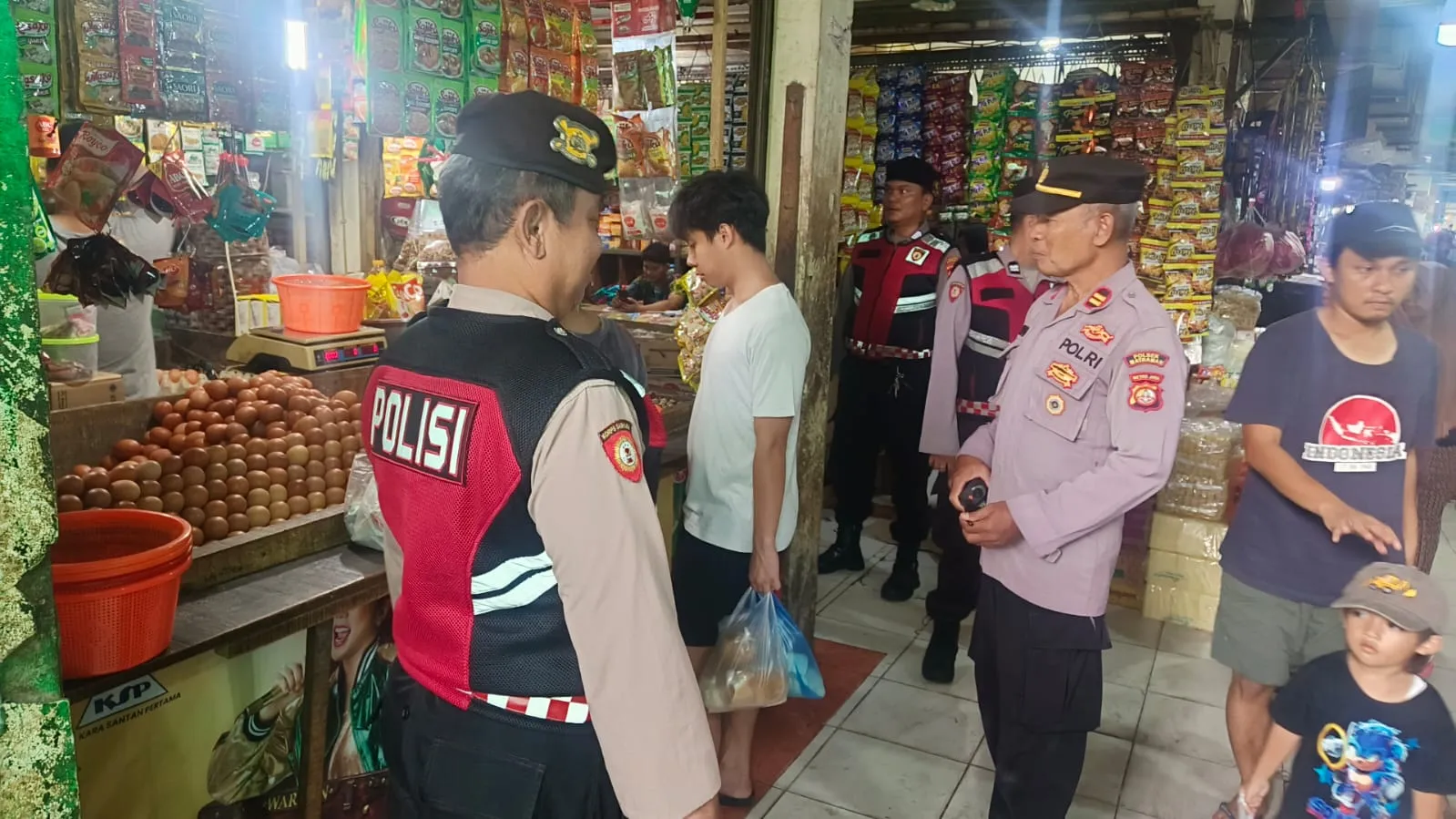 Polsek Matraman Pantau Stabilitas Harga Sembako di Pasar Palmeriem.