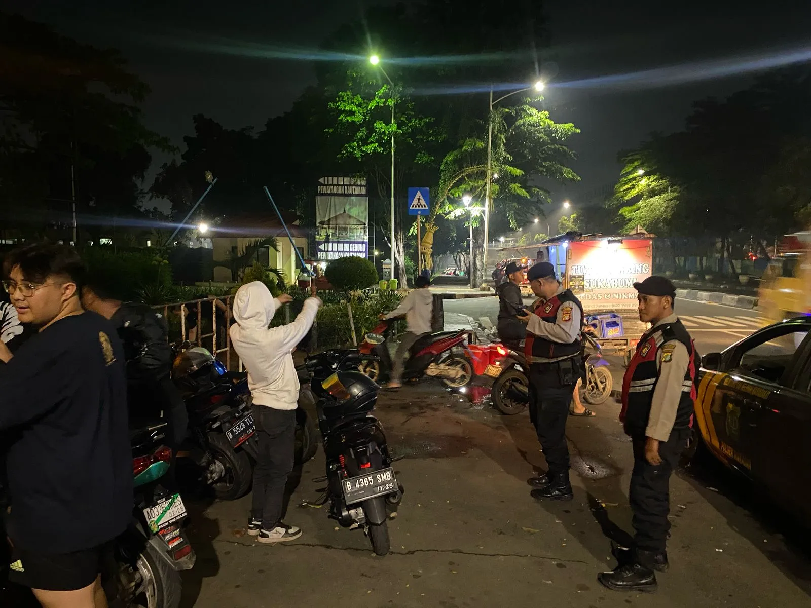 Polsek Makasar Gelar Patroli Samapta Antisipasi Balap Liar dan Tawuran di Sekitar Masjid At-Tin.