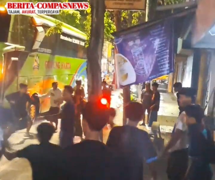 Tawuran remaja Adu Jotos terjadi di kawasan Sepanjang Jalan KH. Hasyim Asy'ari Sampang