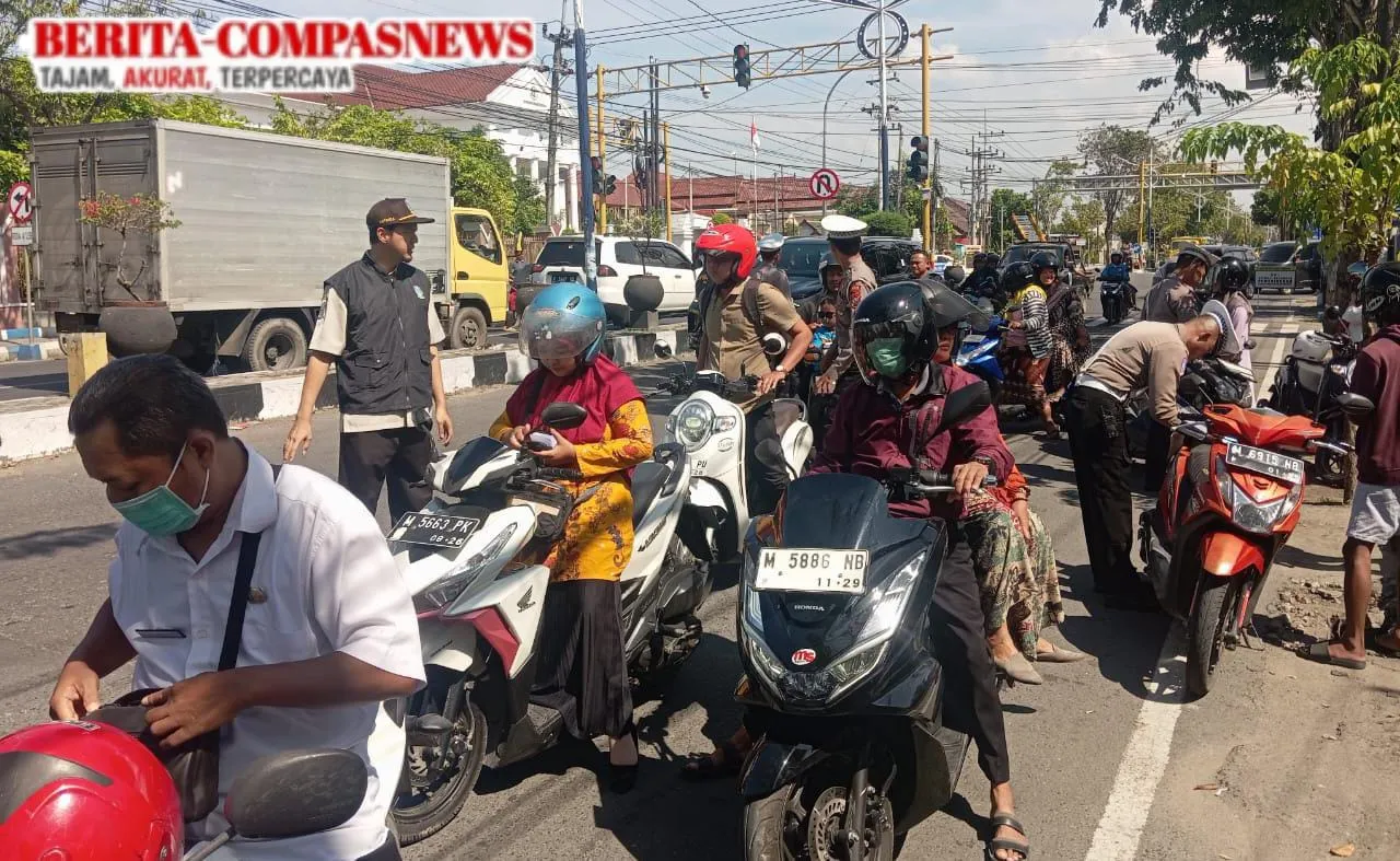 Satlantas Polres Sampang dan Dinas Bapenda Gelar Operasi Patuh Pajak 2025, Berikan Tilang Kepada Pelanggar