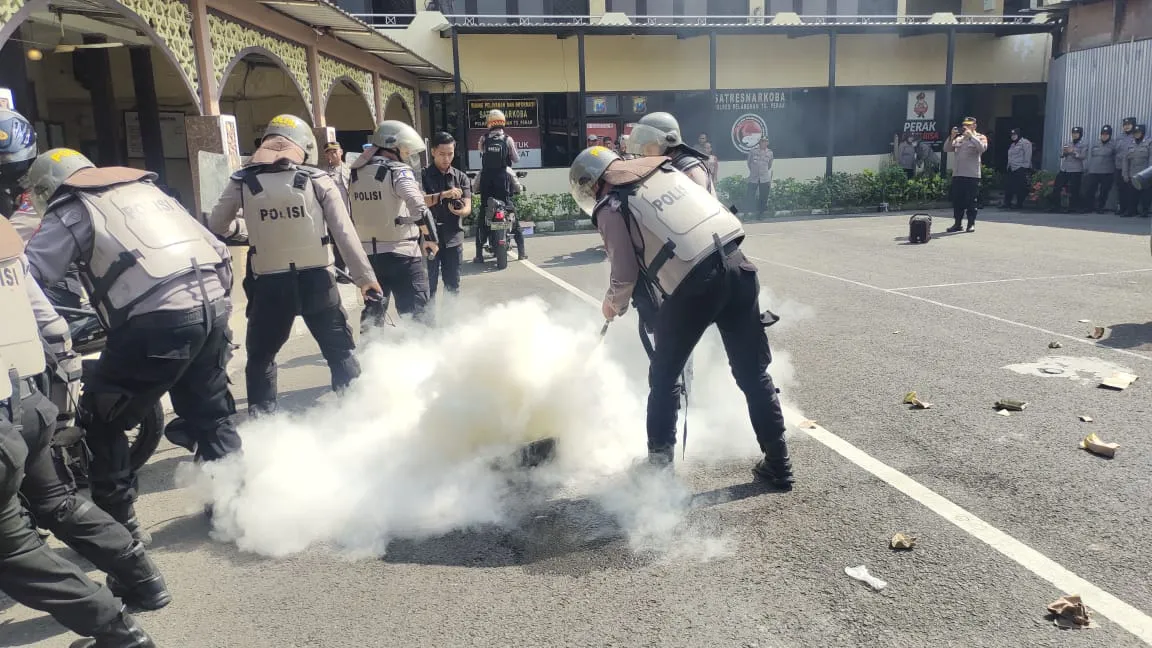 Polres Pelabuhan Tanjung Perak Gelar Simulasi Pengamanan Unjuk Rasa Jelang May Day 2025