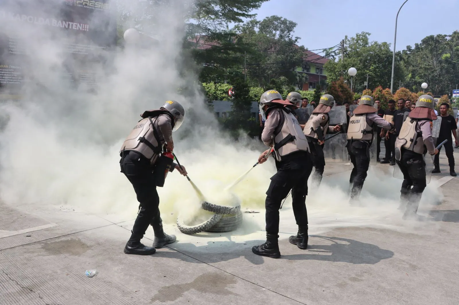 Polresta Tangerang Menggelar Apel Pagi dan Simulasi Pengamanan Unjuk Rasa