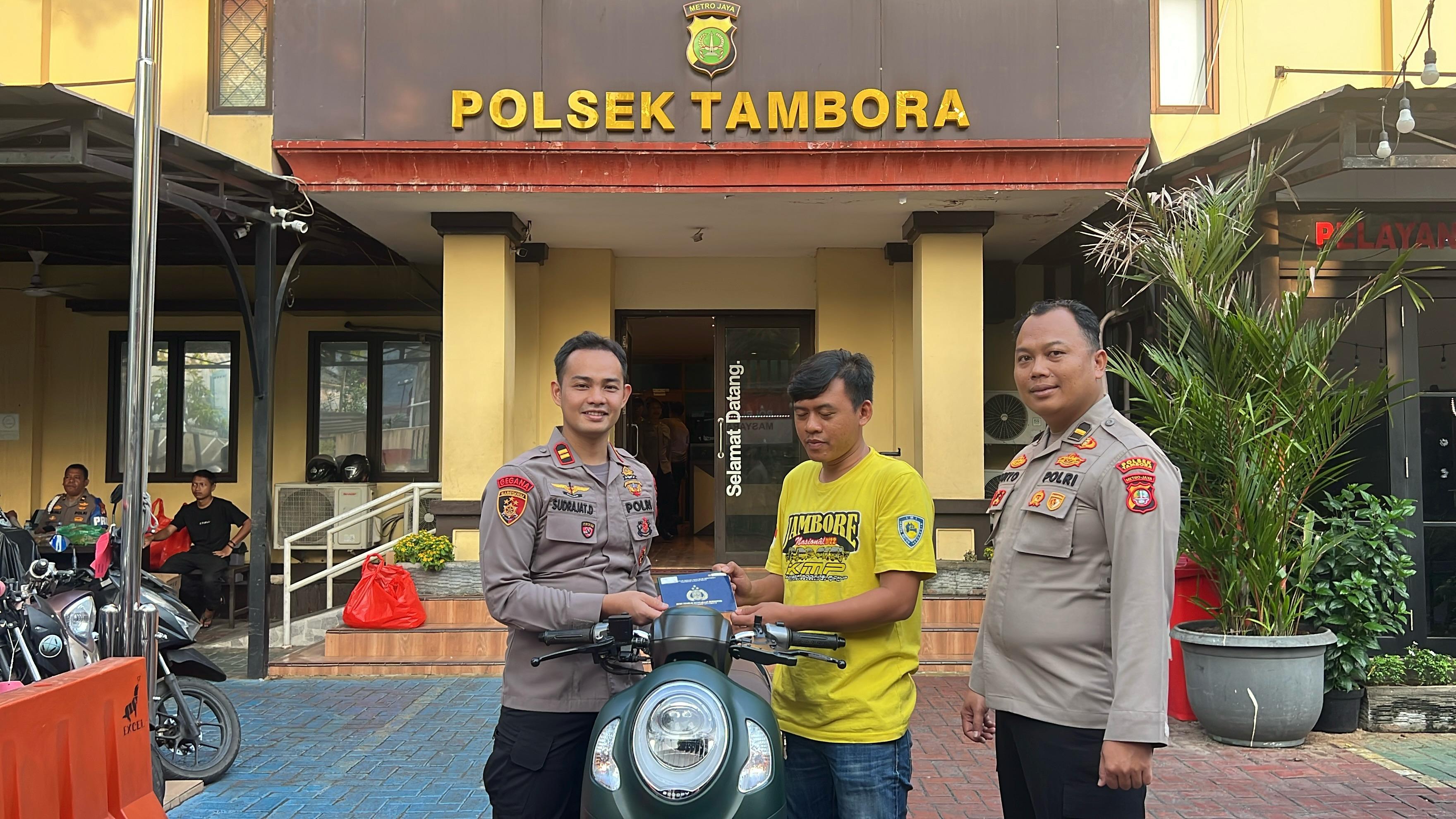 Kanit Reskrim Polsek Tambora Menyerahkan Kendaraan Bermotor Yang Hilang Kepada Pemiliknya