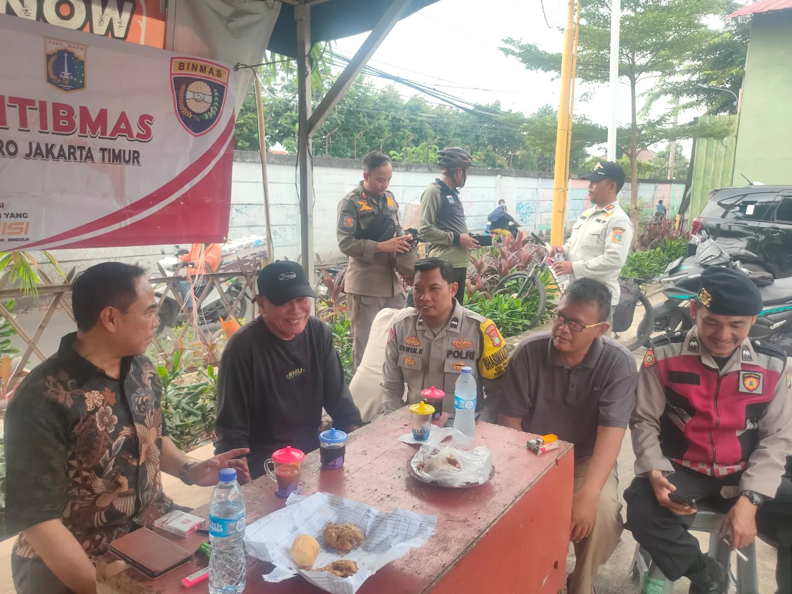 Polsek Matraman Gelar Ngopi Kamtibmas Bareng Warga Palmeriam di Pasar Tradisional.