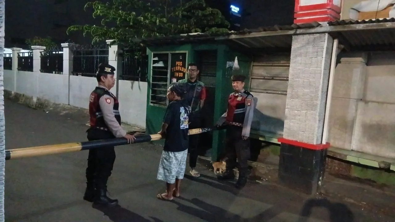 Polsek Matraman Patroli Sambangi Pos Kamling RW 09, Antisipasi Gangguan Kamtibmas.