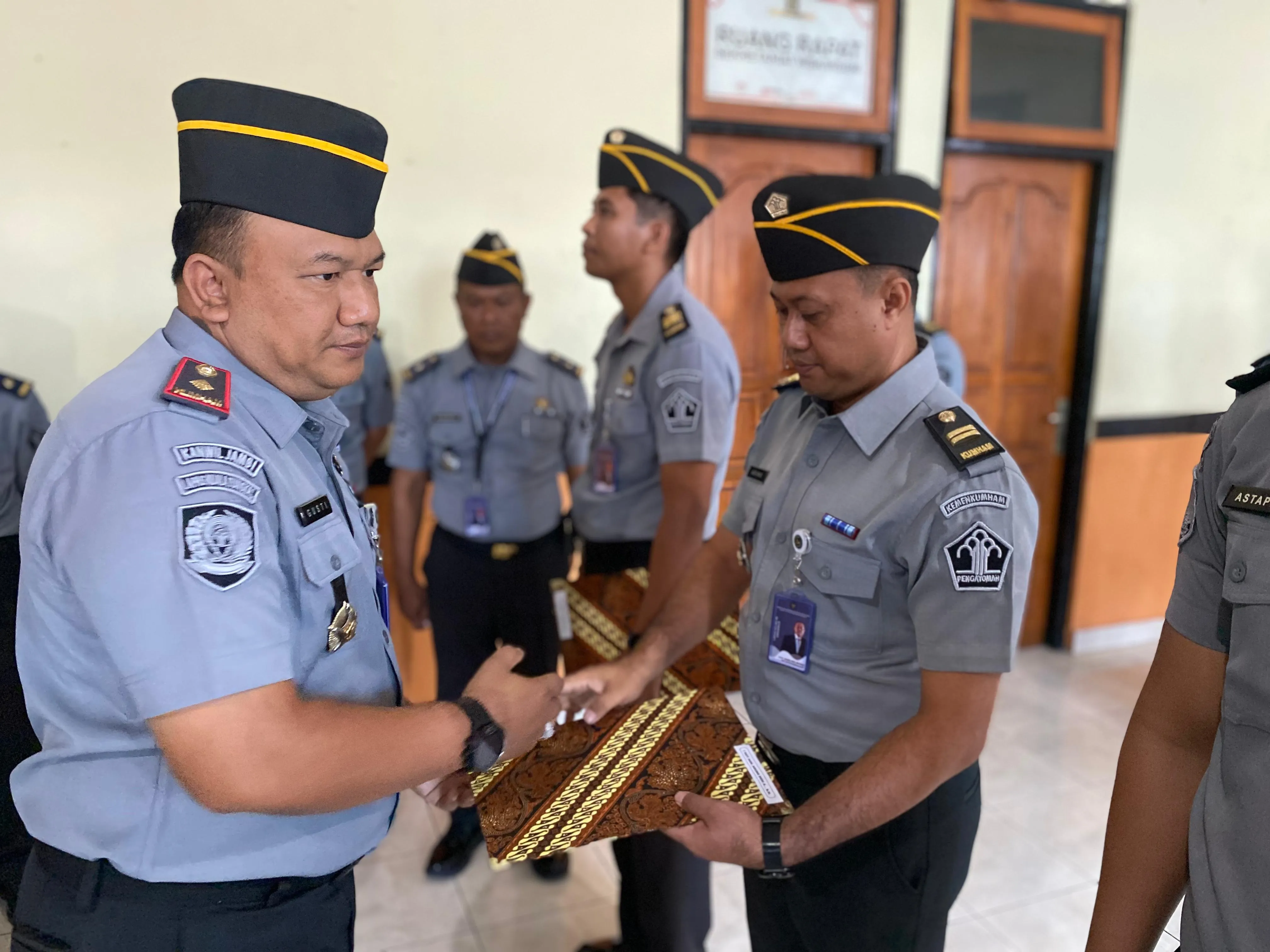 Momentum Tingkatkan Dedikasi, Kalapas Singaraja Lantik Enam Pegawai Lapas Kenaikan Pangkat