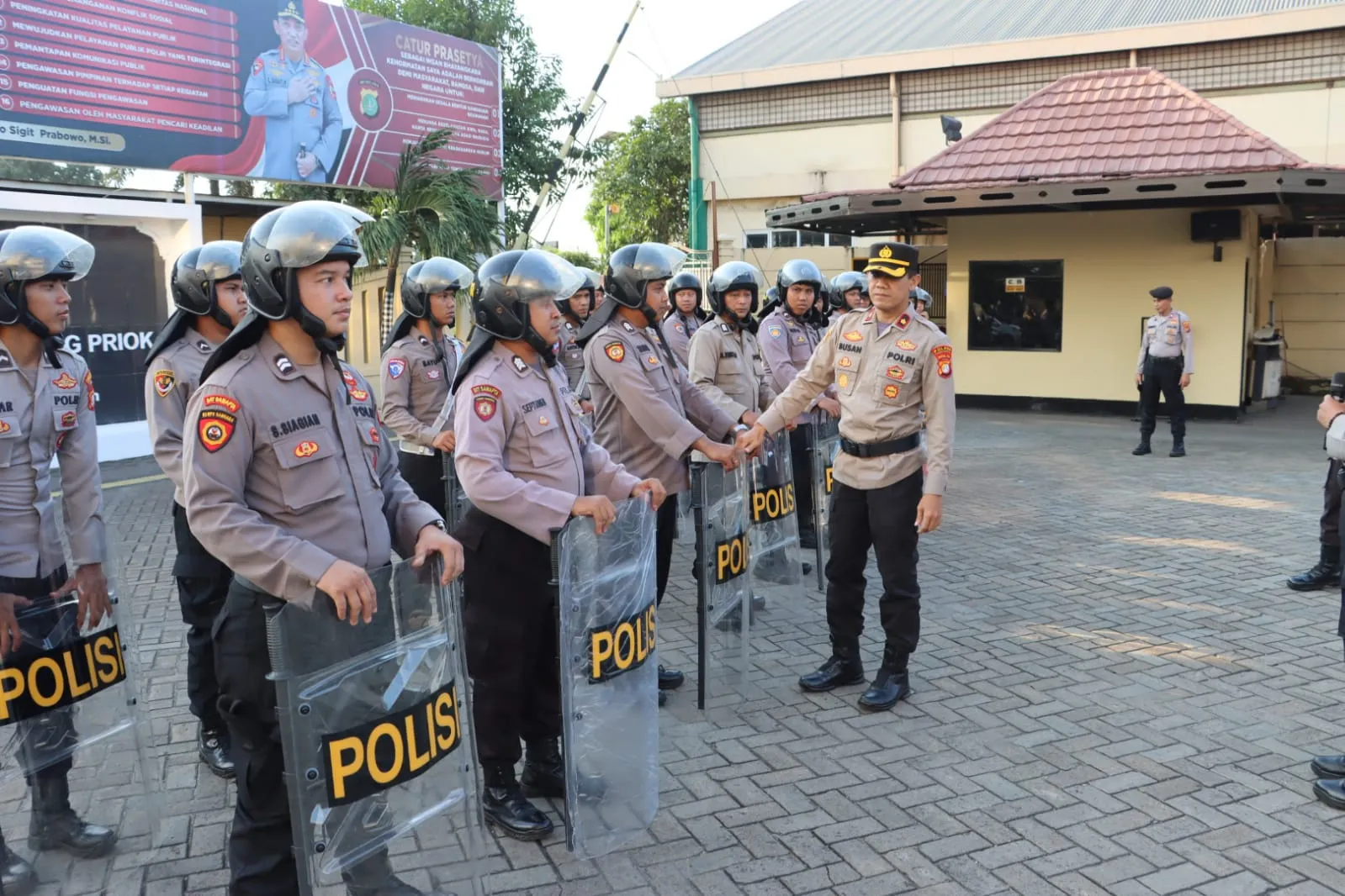 Tingkatkan Kemampuan Personel, Polres Pelabuhan Tanjung Priok Gelar Latihan Dalmas dan Pemadaman Api