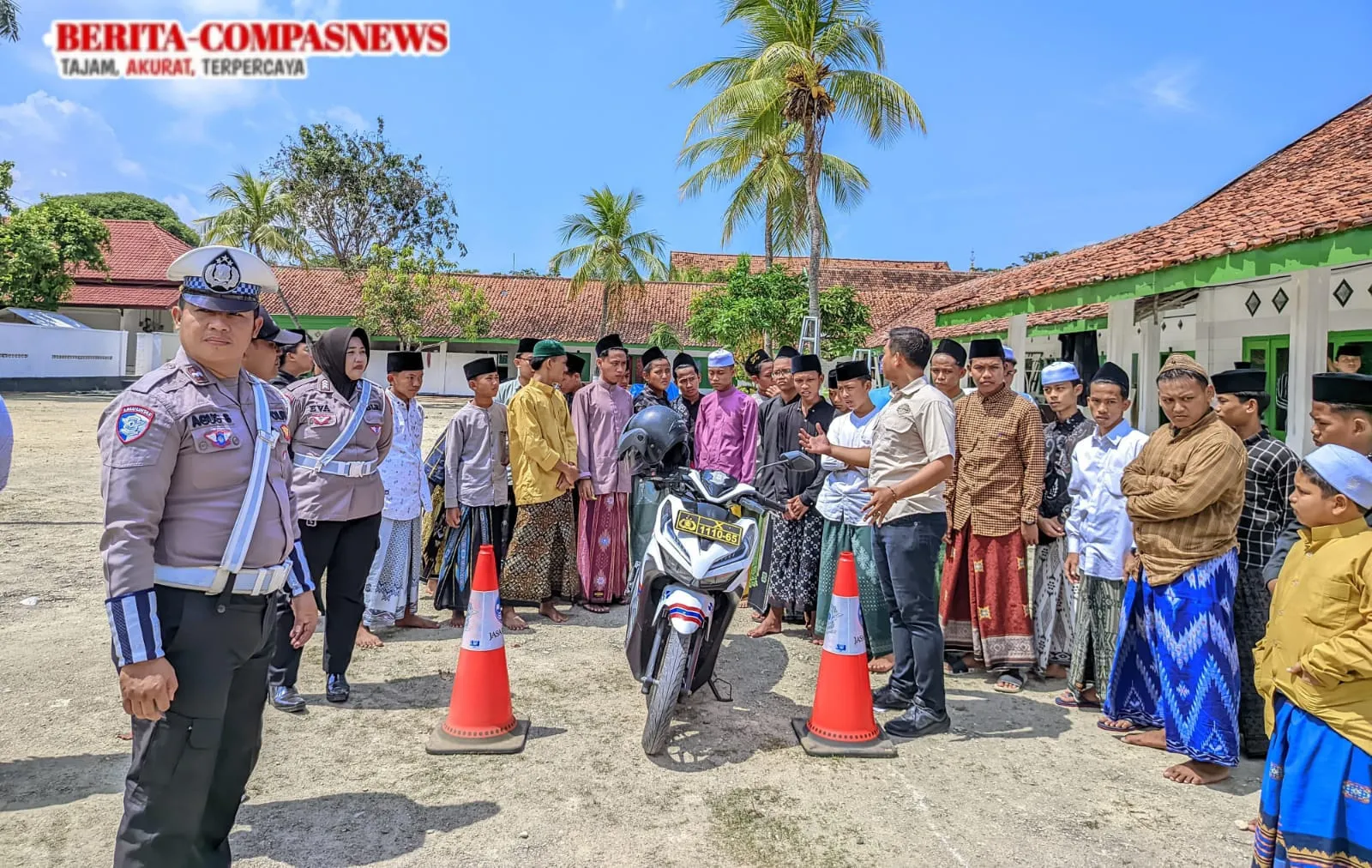 Membangun Kesadaran Sosial: Polres Sampang dan Ponpes Al-Haromaen Kolaborasi dalam Police Goes To Pesantren