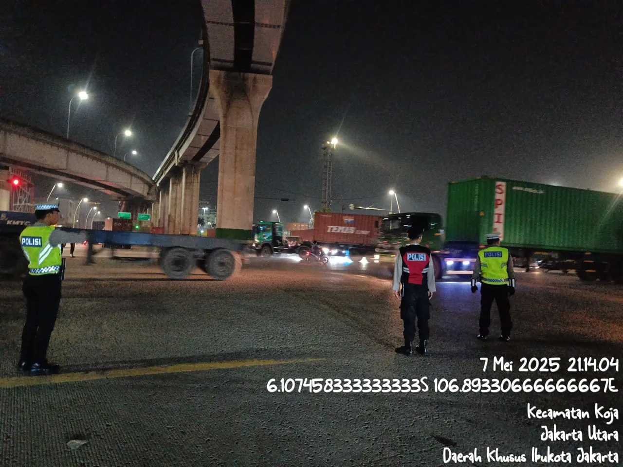 Pengaturan Lalu Lintas Personel Polres Pelabuhan Tanjung Priok: Antisipasi Kemacetan Akibat Peningkatan Aktivitas Ekspor-Impor.
