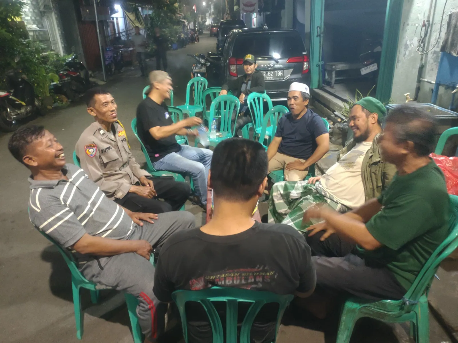 Bhabinkamtibmas Kel. Rawa Terate Selalu menjaga lingkungan selalu aman, Ketua Rw. 02 berikan Apresisasi.