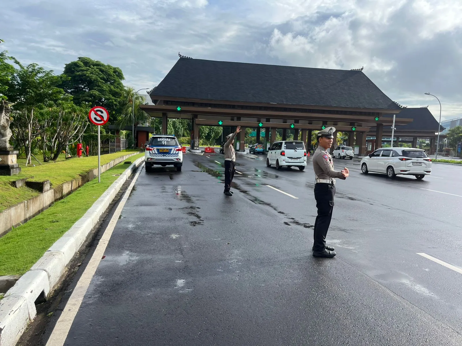 Polres Bandara Ngurah Rai Laksanakan Pengaturan Lalu Lintas di Pagi Hari
