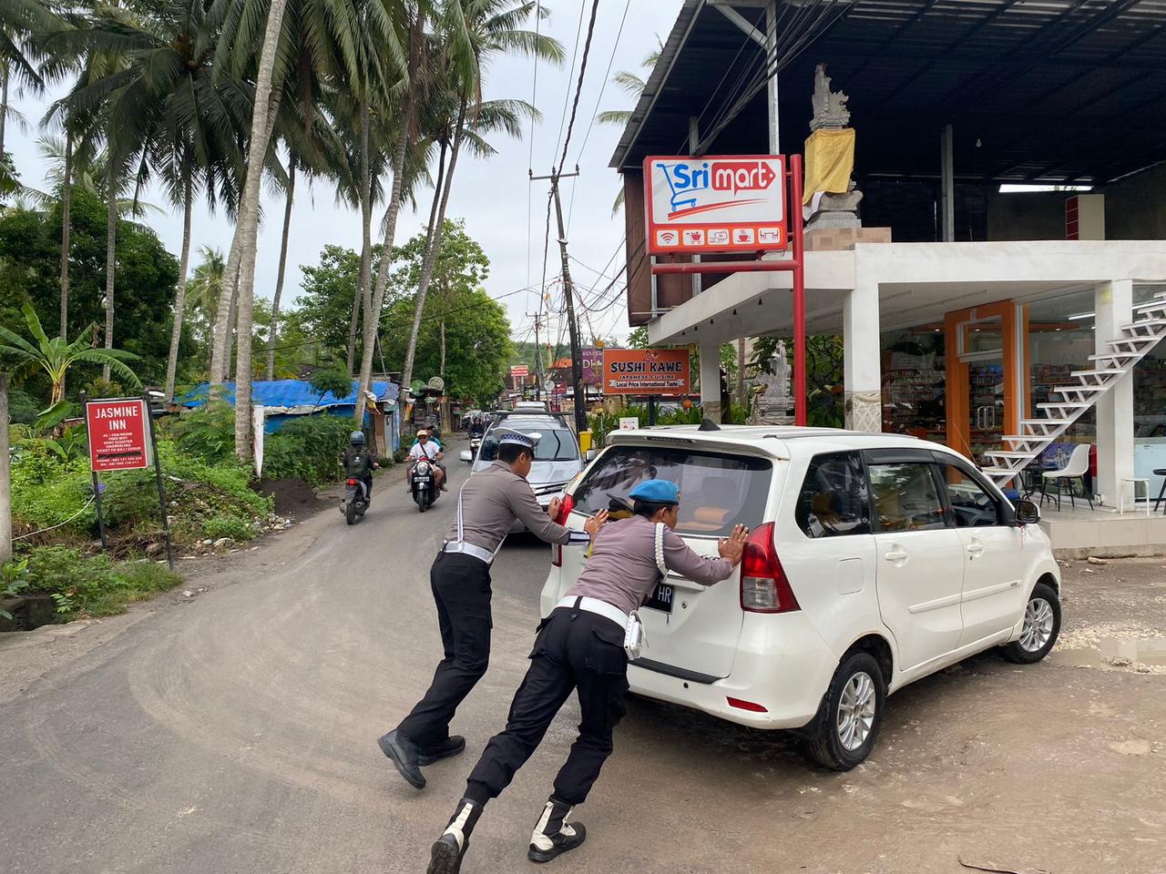 Polri Untuk Masyarakat : Personil Polsek Nusa Penida Bantu Warga Dorong Mobil Mogok