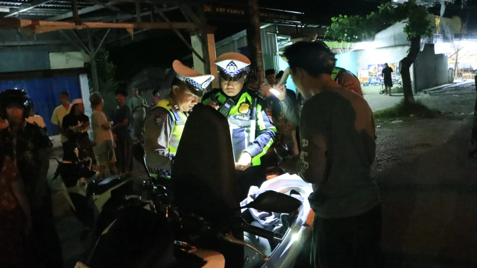 Gelar Razia Motor, Polres Bangkalan Berikan Apresiasi Kepada Pengendara Taat Berlalu Lintas